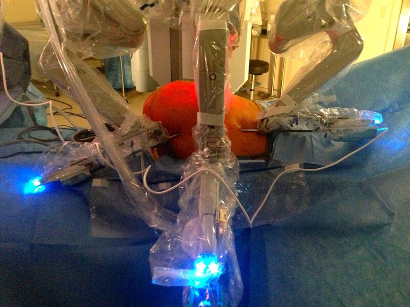 Sala operatoria: piattaforma robotica durante un intervento di TAR mininvasiva